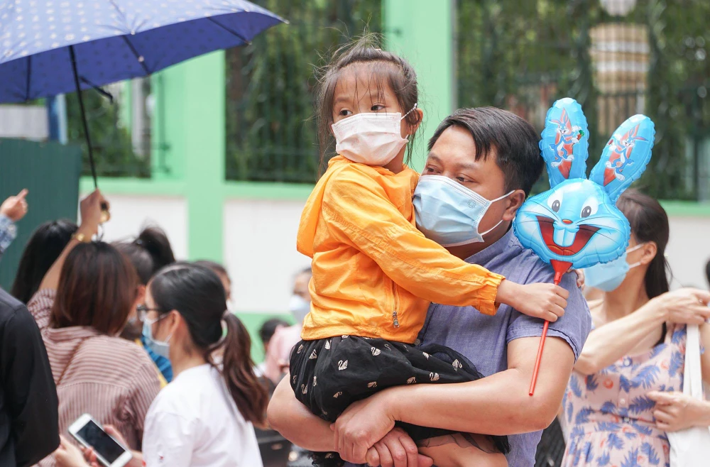 Anh Bùi Xuân Hiền (Hà Đông, Hà Nội) đưa hai con gái đến Công viên Thủ lệ từ sáng sớm. “Từ tối qua, biết được đi chơi, các con rất háo hức, sáng nay dậy sớm từ 6 giờ. Chúng tôi rất vui khi được cùng con trải nghiệm khoảnh khắc vui vẻ mà lâu lắm rồi mới có” - anh Hiền nói.