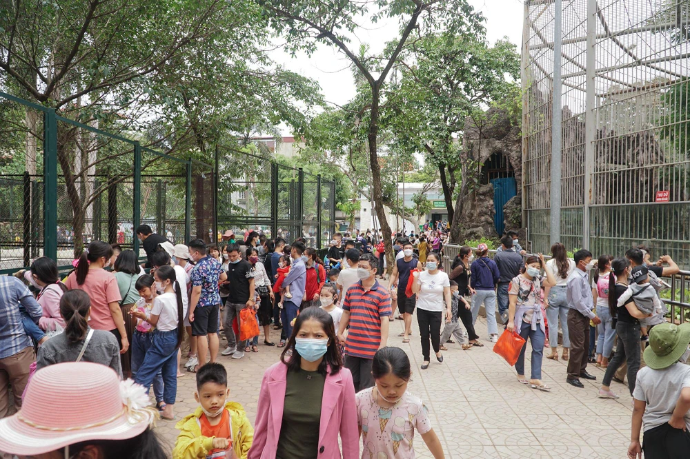 Vườn thú Hà Nội đón lượng lớn khách tới tham quan, trong đó chủ yếu là các phụ huynh đưa con nhỏ tới vui chơi, giải trí.