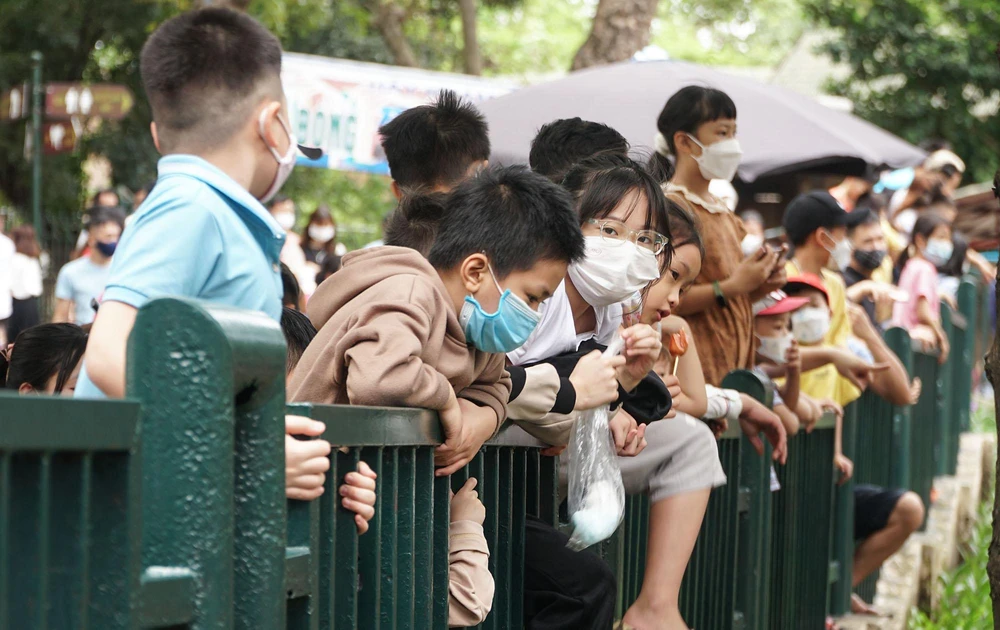 Tại các chuồng thú thu hút lượng người đổ về rất đông, đặc biệt là đối với đối tượng trẻ em. Các em nhỏ thích thú khi lần đầu được chiêm ngưỡng các con vật hoang dã được nuôi nhốt trong vườn thú.