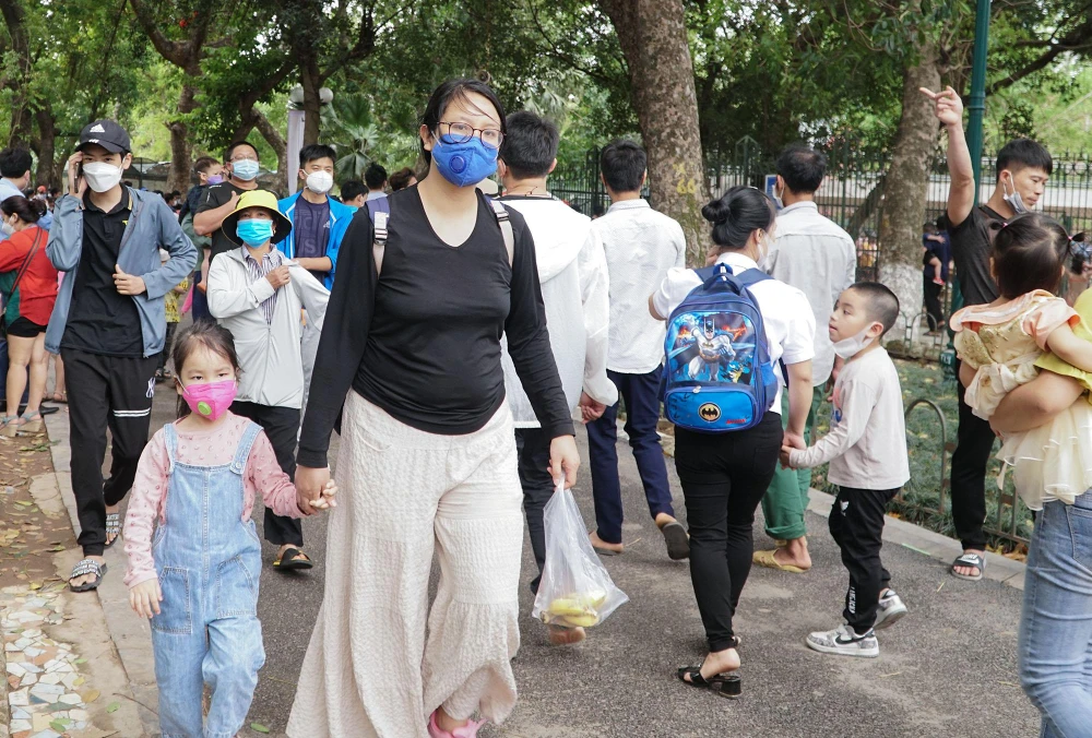 Chị Nguyễn Thu Hằng (huyện Sóc Sơn, Hà Nội) chia sẻ: “Dịp nghỉ lễ kéo dài nên tôi tranh thủ đưa con đi chơi để cháu được khám phá thế giới xung quanh. Tôi chọn Công viên Thủ Lệ làm điểm đến, bởi nơi đây có nhiều khoảng xanh, các loài động vật… sẽ giúp ích cho việc học của các cháu”.