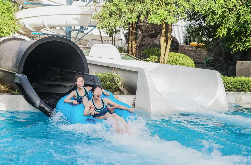 Trong ngày 1 - 5, lượng khách chỉ giảm xuống còn một nửa do ảnh hưởng của thời tiết Hà Nội có phần se lạnh.