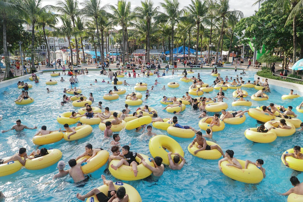 Hai ngày đầu kỳ nghỉ lễ, các điểm vui chơi giải trí tại Hà Nội đều đông nghẹt người, trong đó Công viên nước Hồ Tây là địa điểm được người dân lựa chọn.