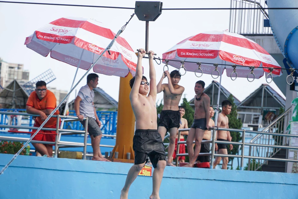 Được biết, công viên nước Hồ Tây mới mở cửa trở lại được hai tuần sau thời gian dài tạm ngừng hoạt động do ảnh hưởng của dịch COVID-19.