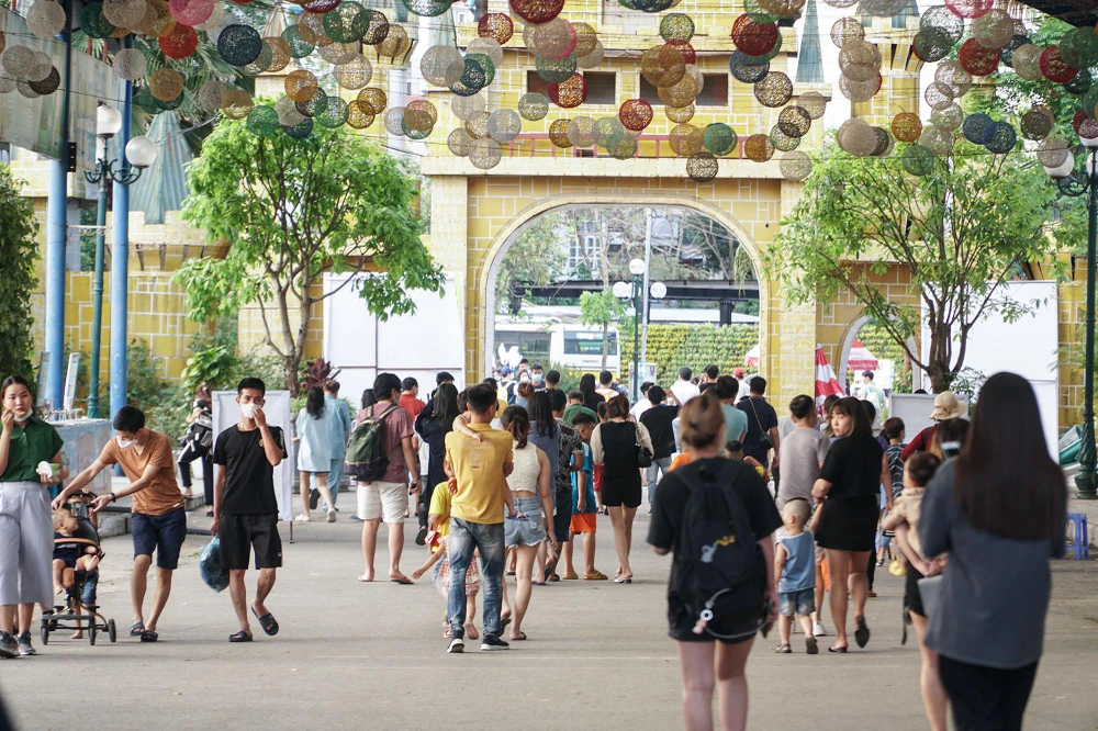 Ghi nhận tại công viên nước Hồ Tây, rất đông người đã tới đây tận hưởng kỳ nghỉ lễ 30 - 4 và 1 - 5.