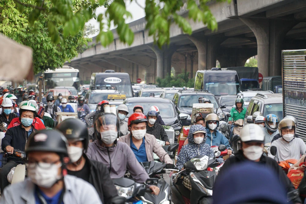 Hầu hết các tuyến phố hướng từ cửa ngõ về Thủ đô như Phạm Hùng, Nguyễn Xiển, Nguyễn Trãi, Giải phòng… đều trong tình trạng tắc nghẽn.