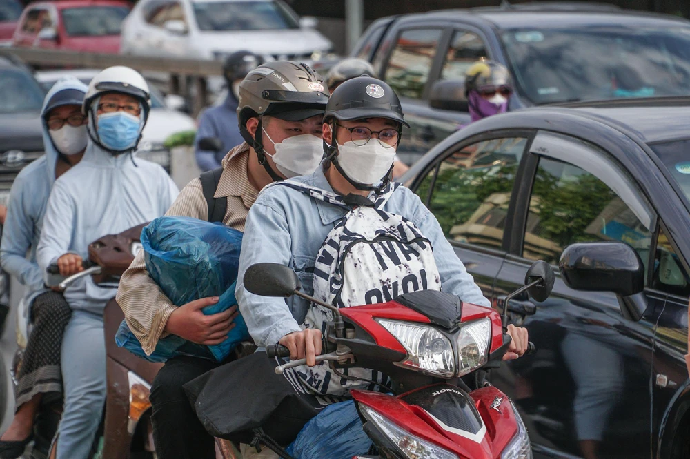 Nhiều người tỏ ra khá mệt mỏi khi phải mang vác đồ đạc, lại vừa phải chịu cảnh ùn tắc.