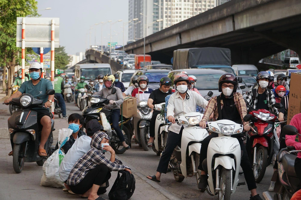 Một số người dân ngồi vạ vật cả giờ giữa dòng phương tiện đông đúc.