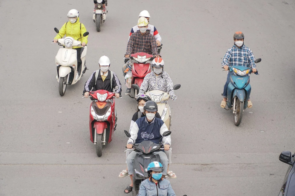 Tại Hà Nội, trời nhiều mây, có mưa vài nơi, trưa chiều giảm mây hửng nắng. Gió đông bắc cấp 2-3, nhiệt độ thấp nhất 19-21 độ C, nhiệt độ cao nhất 25-28 độ C.