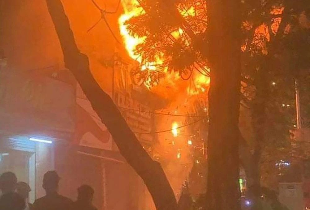 Ngọn lửa nhanh chóng lan sang nhiều căn nhà tạm của người dân. Ảnh CTV