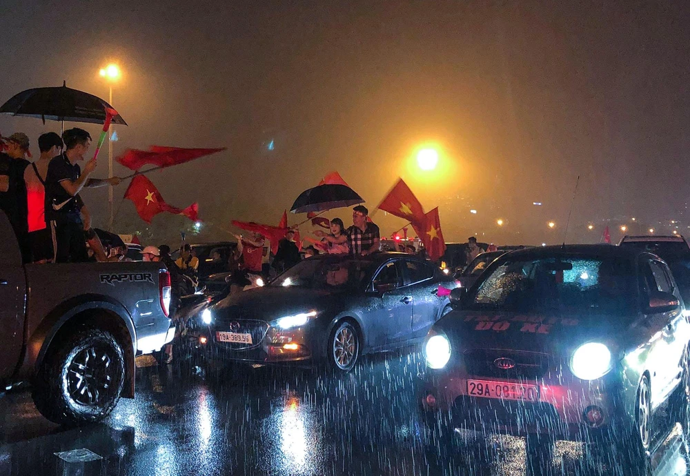 Ngay sau khi thúc trận Chung kết giữa đội tuyển U23 Việt Nam - Thái Lan, nhiều người dân đã rời khỏi sân vận động Mỹ đình để ăn mừng chiến thắng. Ngay sau khi thúc trận Chung kết giữa đội tuyển U23 Việt Nam - Thái Lan, nhiều người dân đã rời khỏi sân vận động Mỹ đình để ăn mừng chiến thắng.