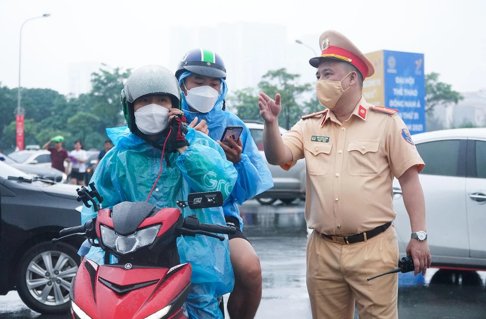 Lực lượng chức năng khá vất vả túc trực từ sớm, tổ chức hướng dẫn, phân luồng, phân làn người dân khi đi qua khu vực này.