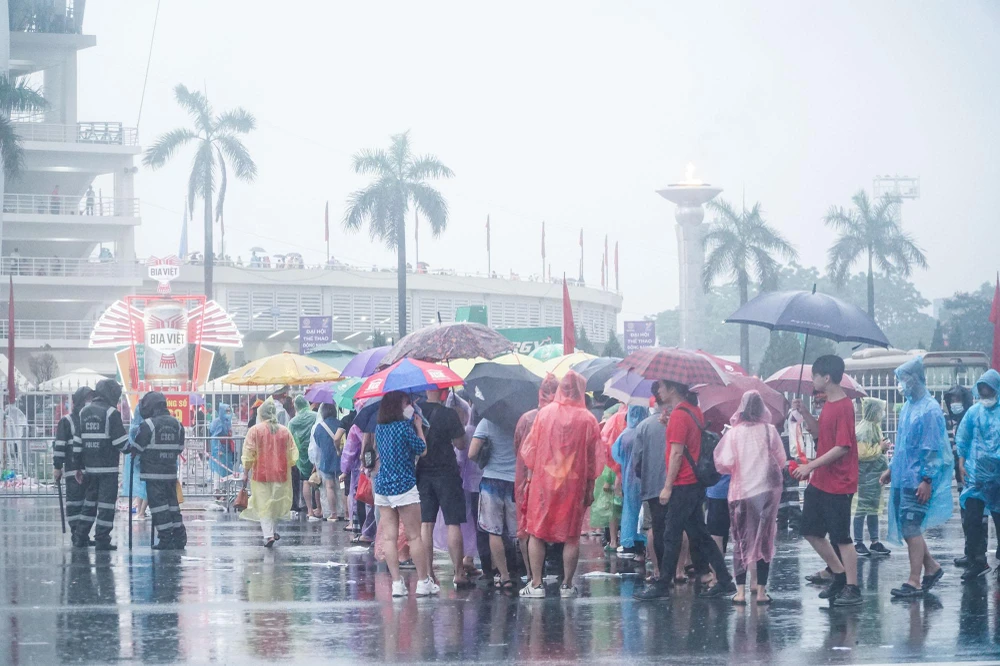 Hàng dài người dân xếp hàng tại khu vực soát vé để vào sân cổ vũ cho đội tuyển U23 Việt Nam.