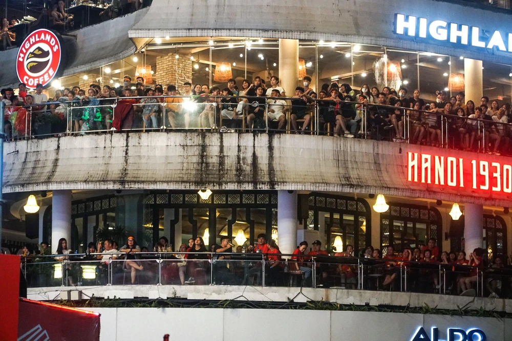 Trên quán cà phê đối diện, nhiều khách hàng lui tới chỉ để "mua chỗ" xem bóng đá.