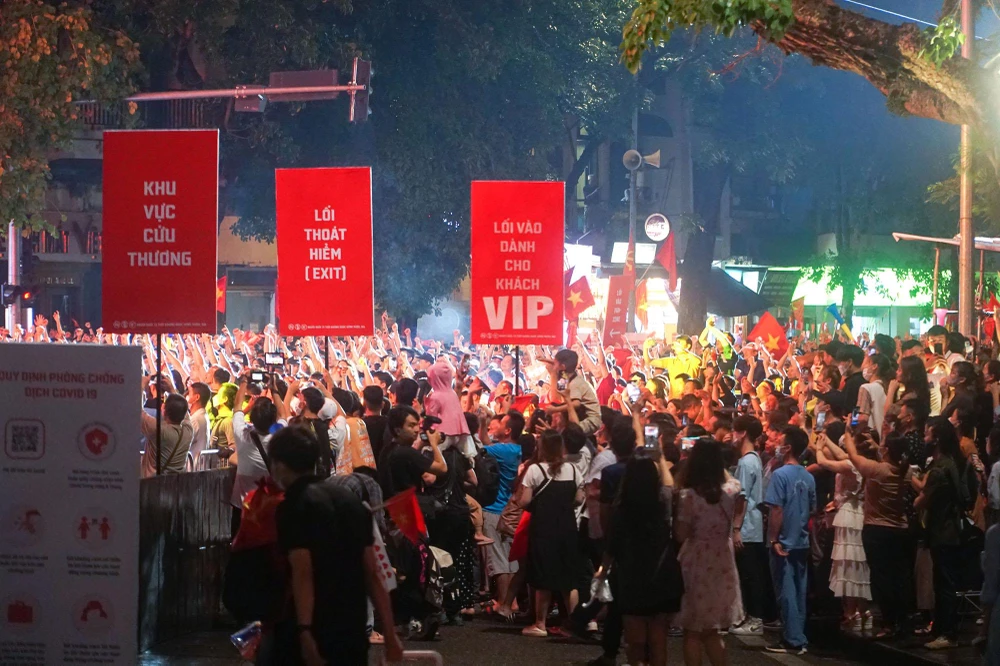 Khi U23 Việt Nam dẫn 1-0 trước Thái Lan nhiều người dân cổ vũ cuồng nhiệt hò hét hô vâng "Việt Nam vô địch".