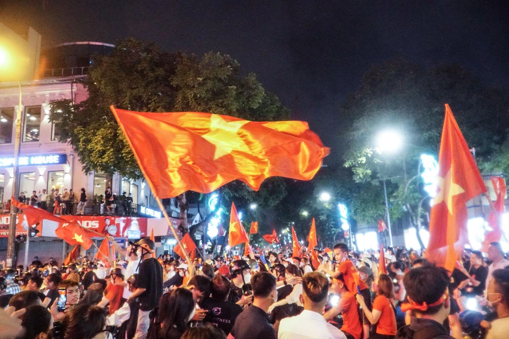 Rừng cờ đỏ, sao vàng tung bay khắp nơi trên phố đi bộ hồ Gươm. Rừng cờ đỏ, sao vàng tung bay khắp nơi trên phố đi bộ hồ Gươm.