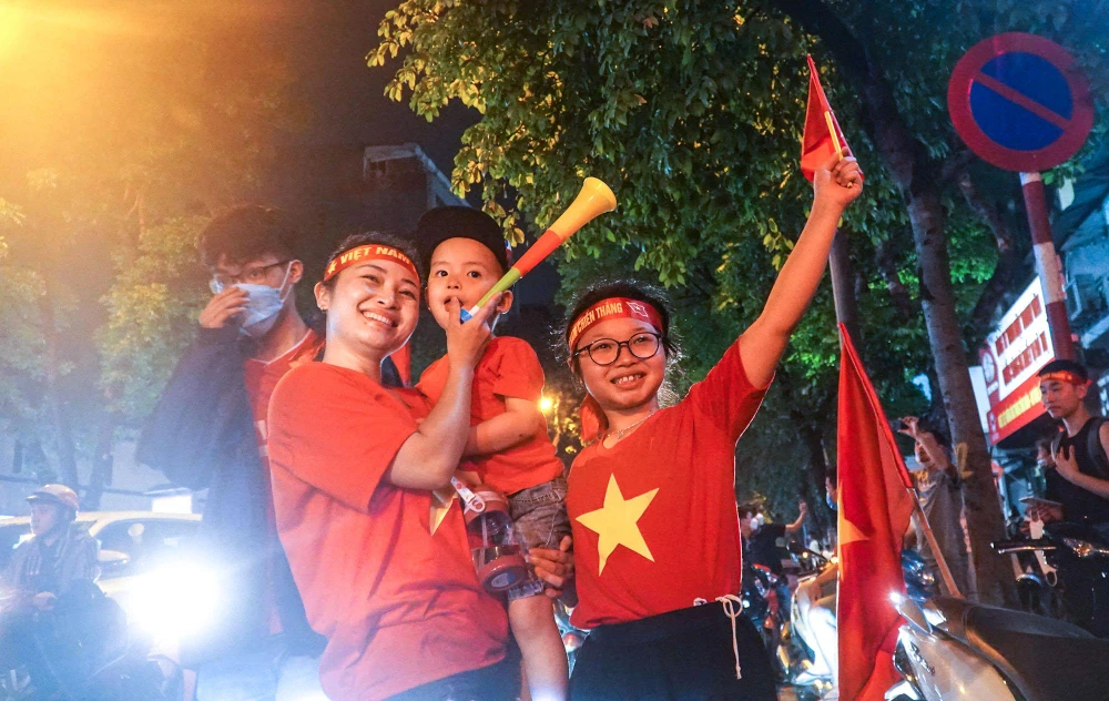 Một gia đình chụp ảnh lưu niệm bên dòng người đông đúc. Một gia đình chụp ảnh lưu niệm bên dòng người đông đúc.