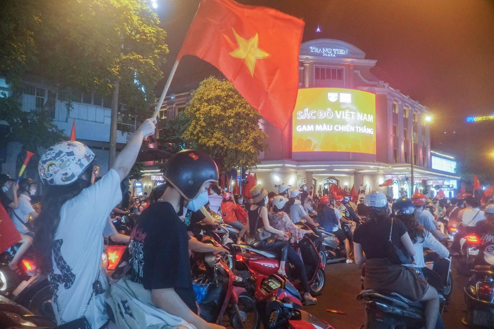 "Cho tôi gửi lời cám ơn đến nhà nước, nhân dân, người hâm mộ đã luôn ủng hộ tôi và đội bóng chúng tôi"- HLV Park Hang-seo phát biểu tại cuộc họp báo sau trận đấu. "Cho tôi gửi lời cám ơn đến nhà nước, nhân dân, người hâm mộ đã luôn ủng hộ tôi và đội bóng chúng tôi"- HLV Park Hang-seo phát biểu tại cuộc họp báo sau trận đấu.