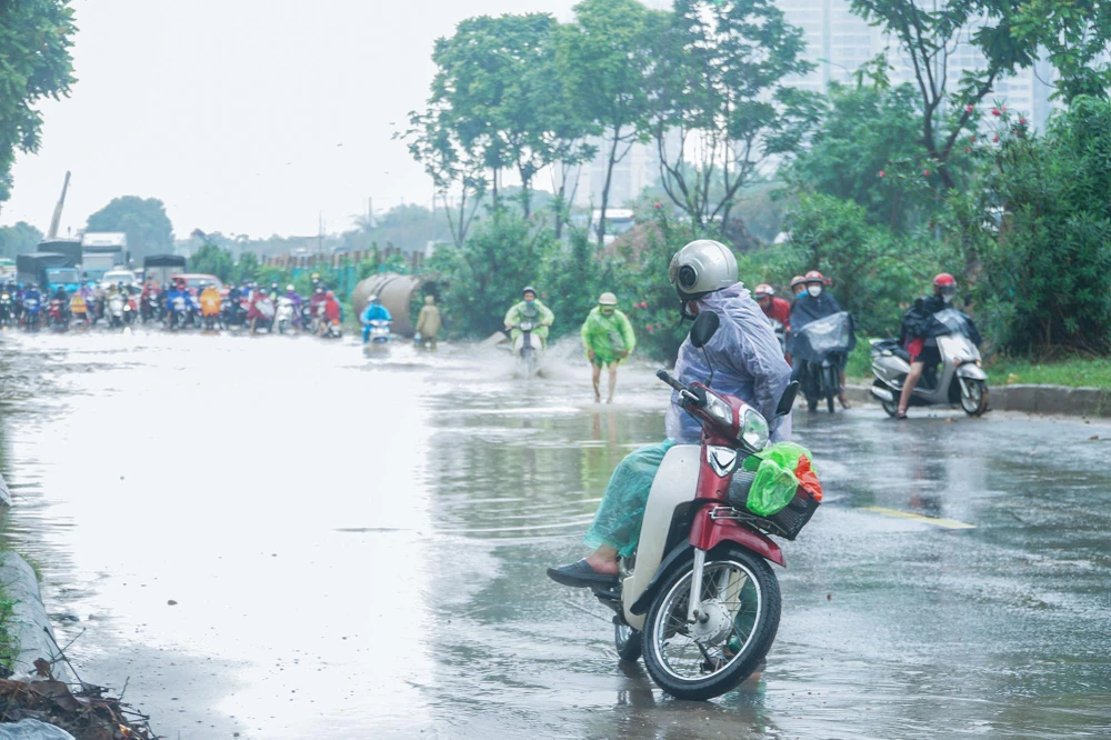 Một người dân nghỉ ngơi sau khi thoát khỏi "biển nước".