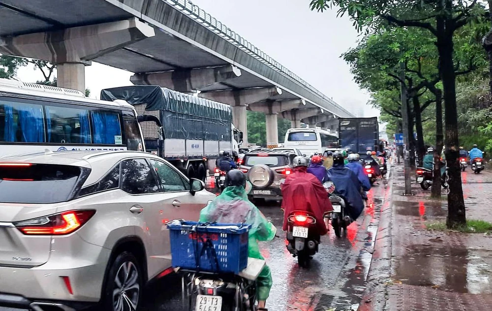 Ghi nhận trên đường Hồ Tùng Mậu lúc 9 giờ sáng nay, các hàng phương tiện chen chúc, tìm lối thoát.