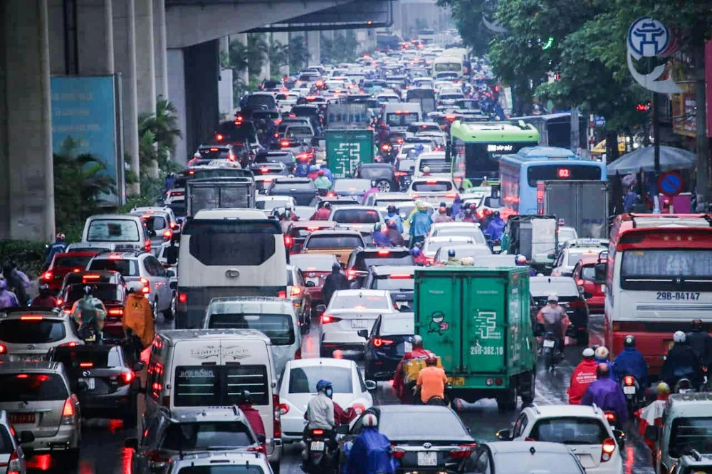 Đường Nguyễn Trãi hướng về Trung tâm TP Hà Nội lúc hơn 9 giờ sáng cùng ngày, các phương tiện cũng trong tình trạng "chết chân tại chỗ".