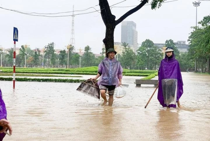 "Chiến lợi phẩm" thu hoạch được của một người trong trận mưa ngập lịch sử này ở Vĩnh Yên. "Chiến lợi phẩm" thu hoạch được của một người trong trận mưa ngập lịch sử này ở Vĩnh Yên.