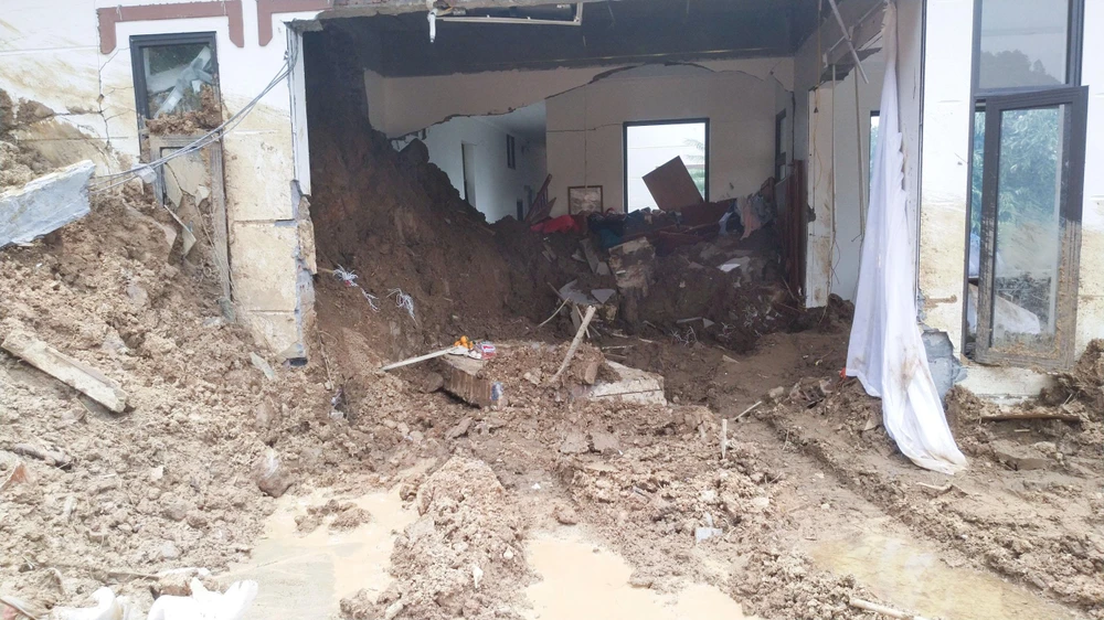 Theo ông Quân, Chủ tịch UBND xã Kim Long, huyện Tam Dương, căn nhà và phần đất xảy ra sự việc do Công ty TNHH Kim Long quản lý, trước kia được UBND tỉnh giao làm dự án trồng mía và cây ăn quả lâu năm.