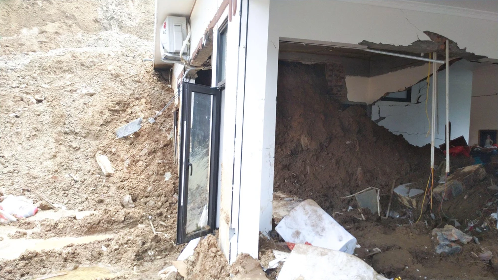 Cả bức tường phía sau của căn nhà đã sập đổ hoàn toàn. Ảnh PHI HÙNG Cả bức tường phía sau của căn nhà đã sập đổ hoàn toàn. Ảnh PHI HÙNG