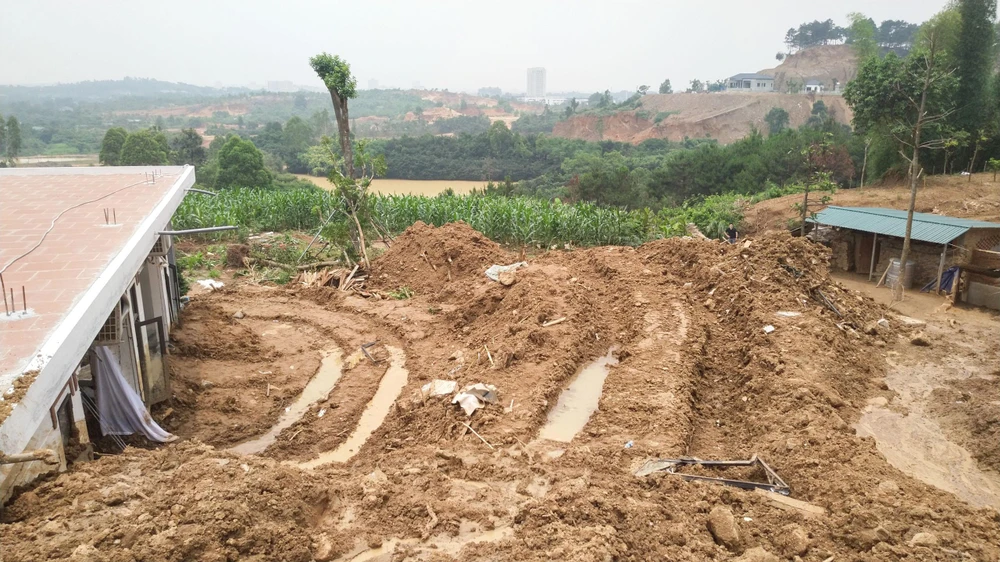 Từ khu vực hiện trường có thể nhìn được khung cảnh những ngọn đồi phía xa cũng có dấu hiệu bị san ủi, vạc đẽo.