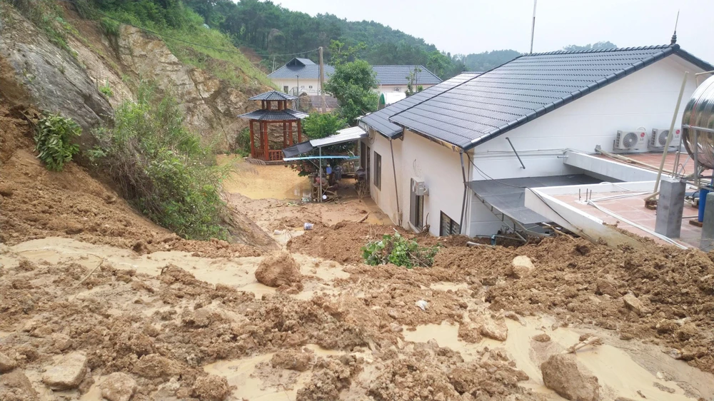 Khu vực xảy ra sạt lở sát cạnh những căn nhà kiên cố, trước khi xảy ra sự việc trên địa bàn tỉnh Vĩnh Phúc mưa lớn kéo dài.