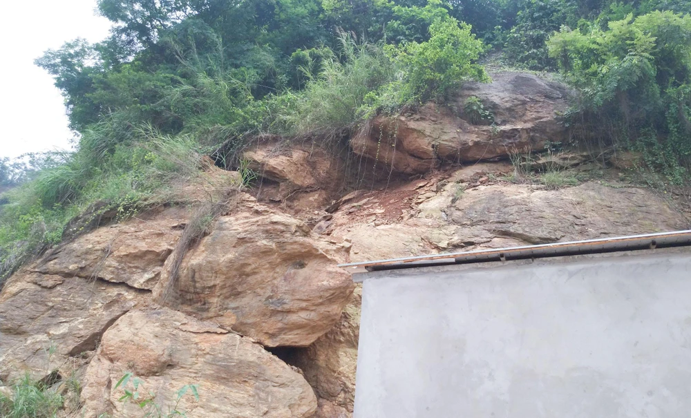 Cạnh hiện trường là những phiến đá nặng hàng tấn đang có nguy cơ bị sạt lở bất cứ lúc nào.