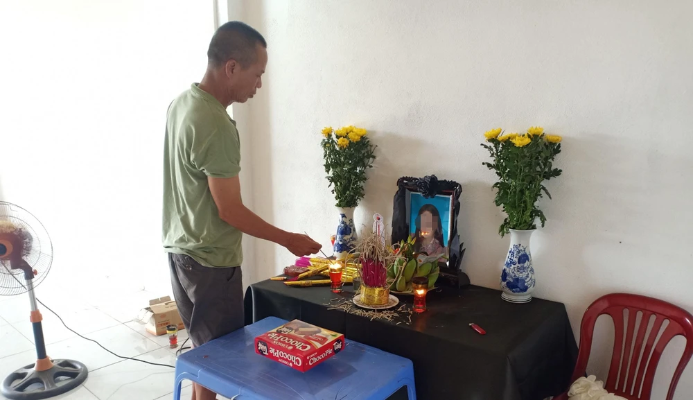 Ông Bảy đau đớn khi nghĩ về con gái. Ảnh PHI HÙNG Ông Bảy đau đớn khi nghĩ về con gái. Ảnh PHI HÙNG