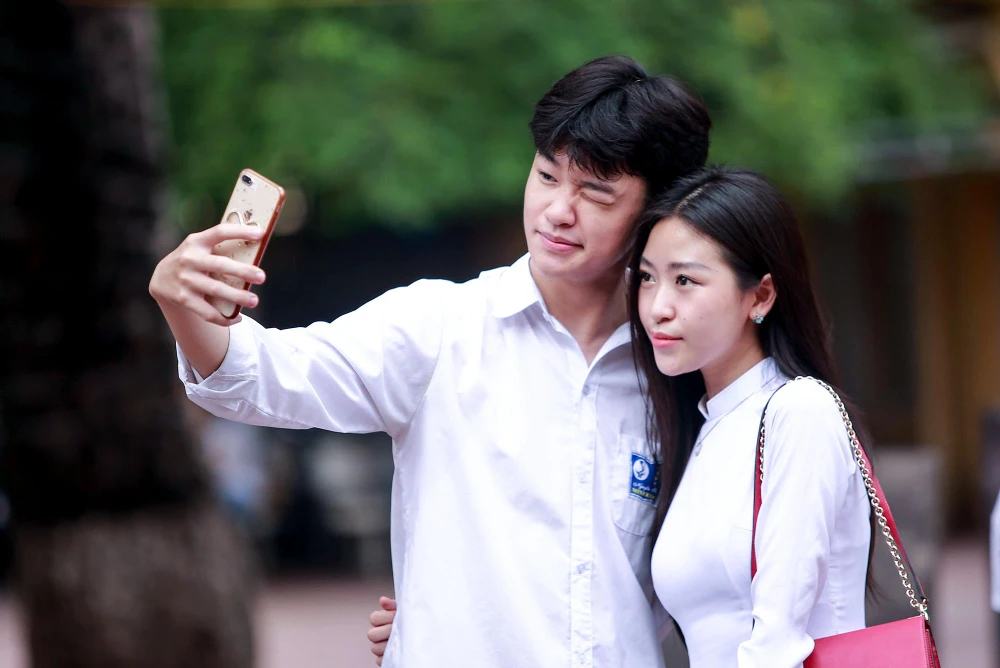 Các em kết thúc quãng thời gian học phổ thông với 1 năm rưỡi liên tục phải học trực tuyến và thời gian bên bạn bè, thầy cô, dưới mái trường không là bao.