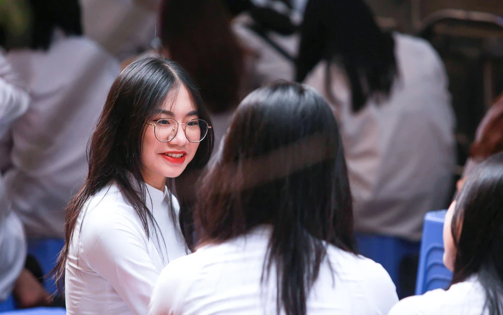 Trong lễ bế giảng khối THPT trường THPT Nguyễn Thị Minh Khai, quận Bắc Từ Liêm, TP Hà Nội mới đây, những nữ sinh lớp 12 xinh xắn, rạng ngời với tà áo dài duyên dáng.