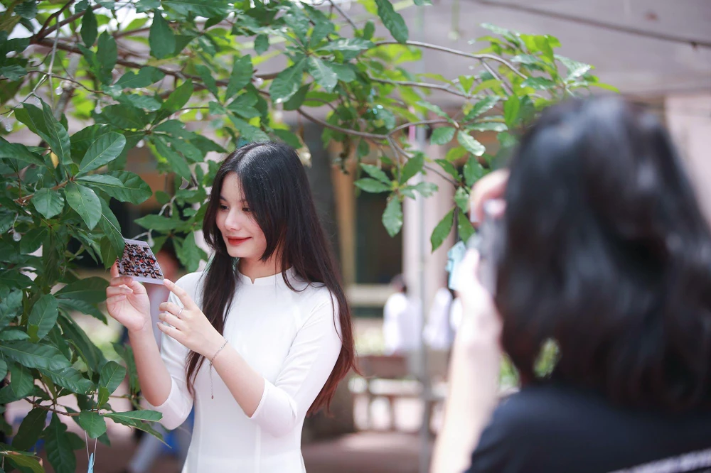 Trong ngày bế giảng năm học, các em vẫn giữ nét hồn nhiên, trẻ trung, với những nụ cười trong câu chuyện nhóm bạn thân tại sân trường.