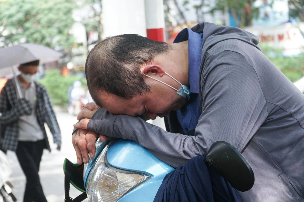 Sáng nay, các thí sinh sẽ làm bài thi môn Toán và Ngữ văn vòng 1, với thời gian 90 phút/môn. Buổi chiều các thí sinh dự thi môn chuyên với thời gian 150 phút, riêng 2 môn Tiếng Anh và Hóa học trong 120 phút.