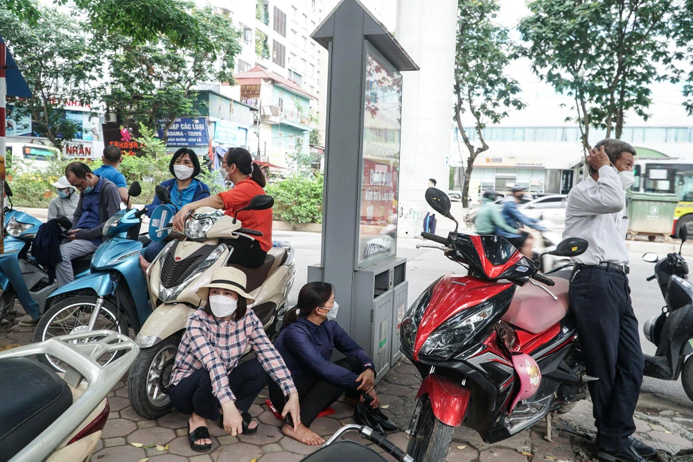 Chị Bùi Diệu Thúy, quận Long Biên (Hà Nội) cho biết, con trai chị thi chuyên Tiếng Anh của Trường ĐH Sư phạm Hà Nội. Chị nói rất lo bởi theo chị biết tỷ lệ chọi của khối chuyên Tiếng Anh của trường năm ngoái đã là 1 chọi 30, trong khi năm nay số thí sinh tăng hơn 400 so với năm ngoái.