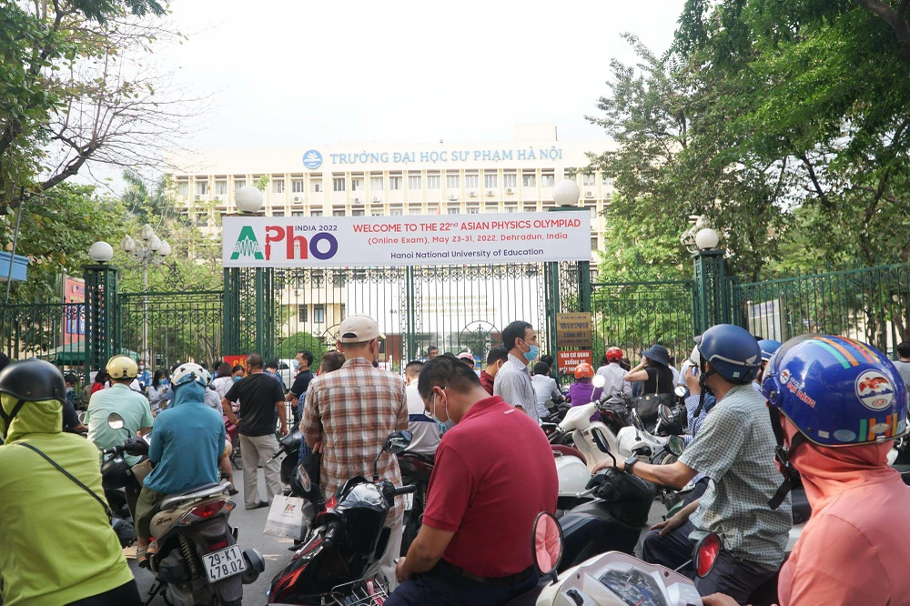 Ghi nhận vào chiều ngày 1-6, nhiều phụ huynh đứng tại khu vực Trường THPT Chuyên ĐH Sư phạm Hà Nội để chờ đợi con em đang dự thi tuyển sinh vào lớp 10.