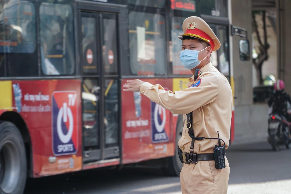 Lực lượng chức năng khá vất vả để điều tiết giao thông.