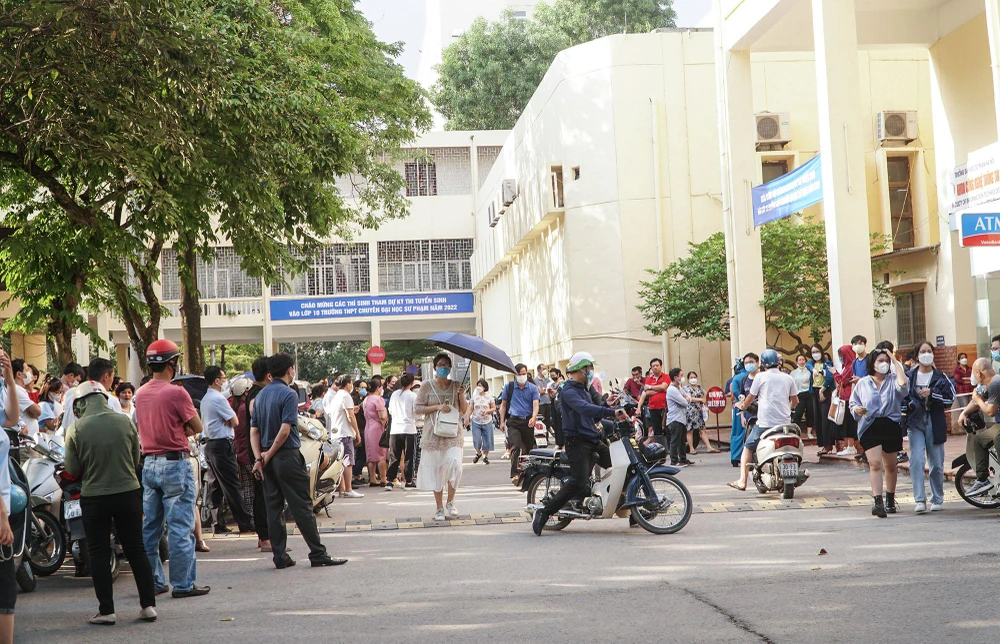 Hết giờ thi, cổng trường mở ra, phụ huynh ùa vào để đón con em mình.