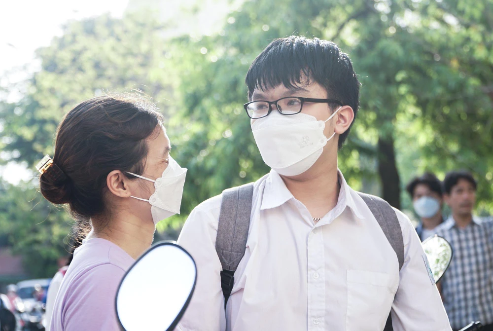 "Sáng nay em đọc không kỹ đề thi môn Toán nên vẽ hình sai, còn môn Văn khá ổn, em nghĩ trên 8 điểm. Chiều nay em cũng làm rất tốt, hy vọng kết quả thi sẽ được như ý muốn"- Thí sinh Phan Trường Sơn, Trường THCS Văn Quán, quận Hà Đông, TP Hà Nội chia sẻ.