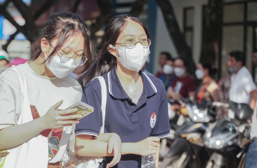 Hình ảnh các thí sinh bước ra từ phòng thi.