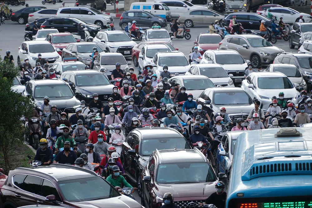 Tại phía đối diện, giao thông khi đi từ hướng cầu vượt Mai Dịch - Xuân Thủy cũng xảy ra tình trạng ùn tắc tương tự.