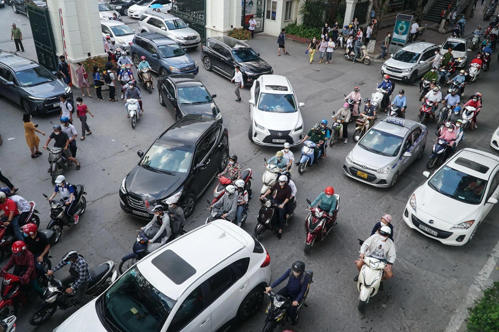 Với lượng lớn thí sinh của ùa ra một lúc, giao thông tại đây có lúc hỗn loạn.