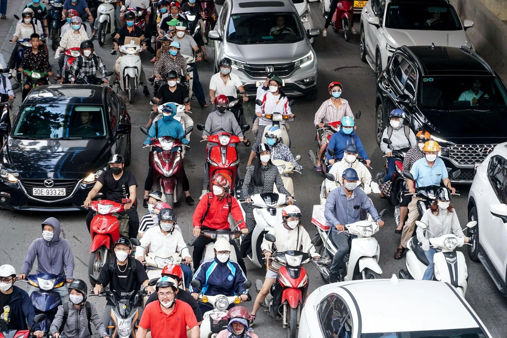 Những hàng xe máy "chết chân" giữa phương tiện ô tô.