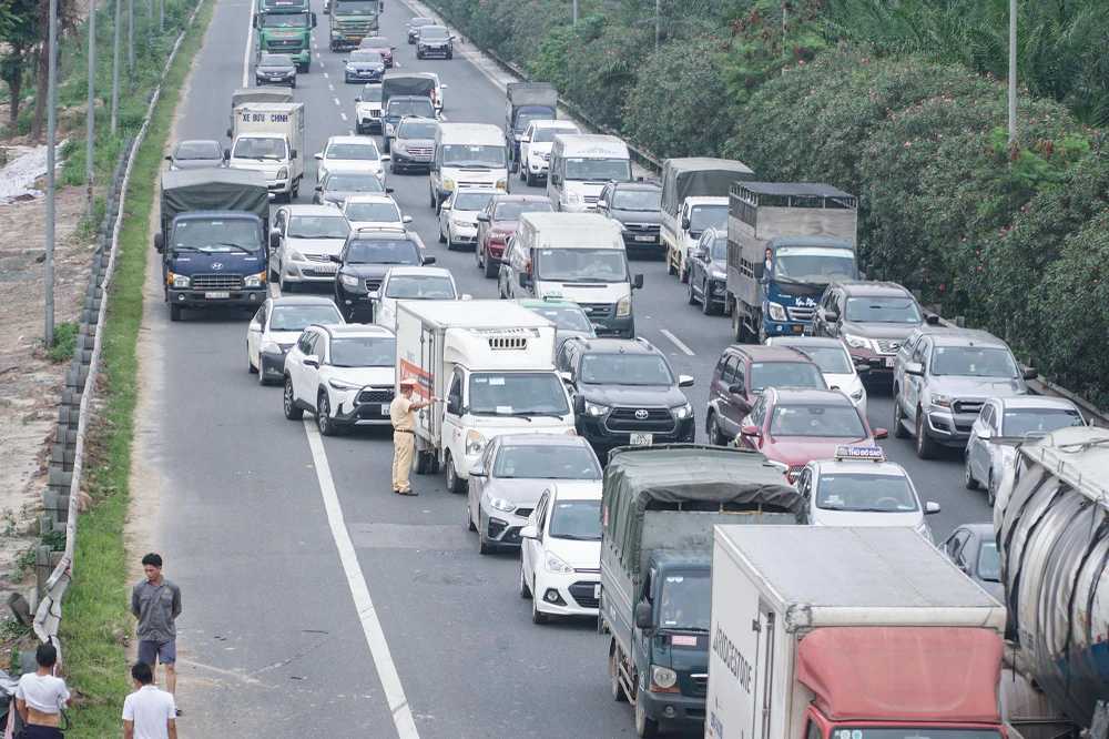 Sau khi nhận được tin báo, lực lượng chức năng nhanh chóng có mặt tại hiện trường để xử lý vụ việc. Đại diện Đội CSGT số 11, Phòng CSGT Công an TP Hà Nội, cho hay đơn vị đang làm rõ nguyên nhân vụ tai nạn.