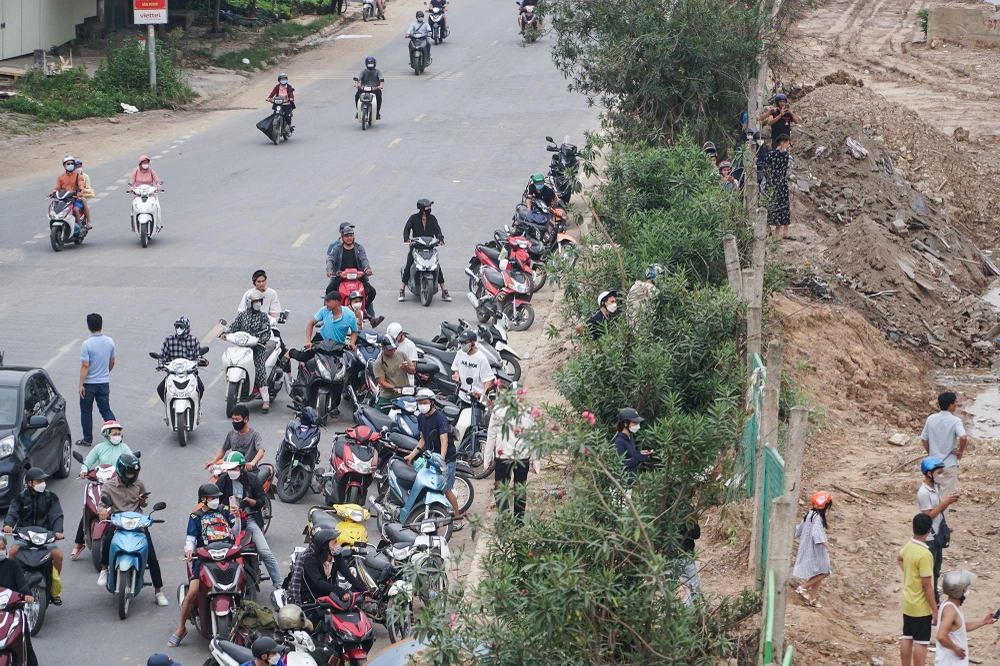 Vụ tai nạn thu hút sự chú ý của nhiều người đi đường.