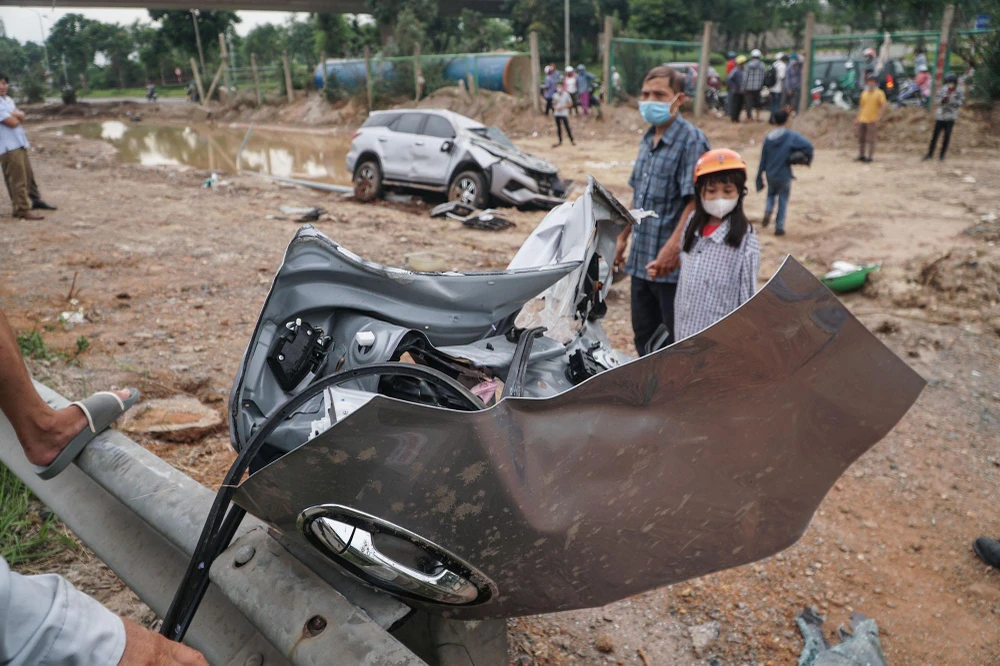 Nhiều mảnh vỡ từ chiếc xe văng ra, bắn tung tóe khắp hiện trường.
