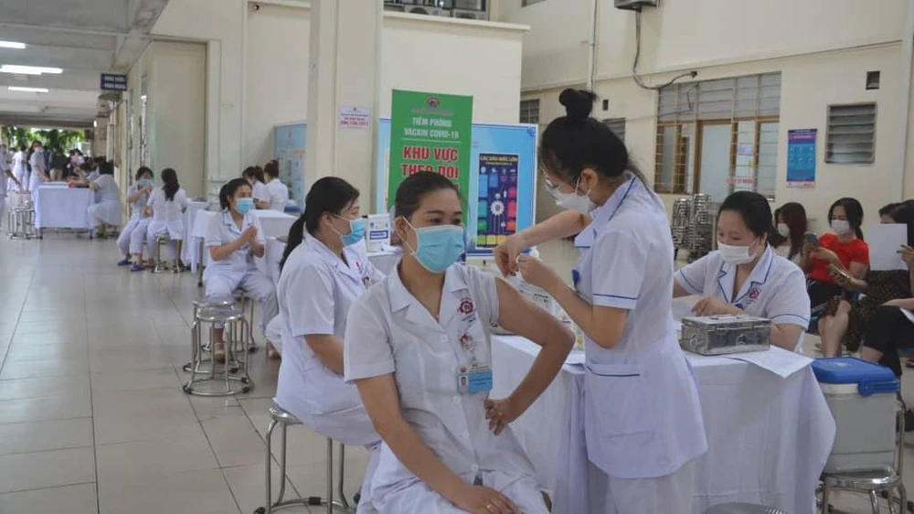 Cán bộ, nhân viên của Bệnh viện đa khoa tỉnh Quảng Ninh tham gia tiêm vaccine phòng COVID-19 mũi 4. Ảnh CTV