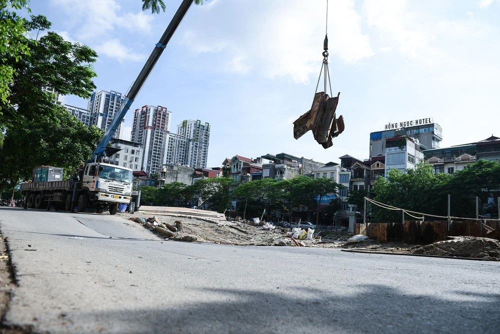 Theo quan sát, hiện tượng sụt lún xuất hiện trên mặt đường nhựa dài hơn 20 m, điểm lún sâu nhất khoảng 1 m, đây là khu vực bờ kè sông Tô Lịch.