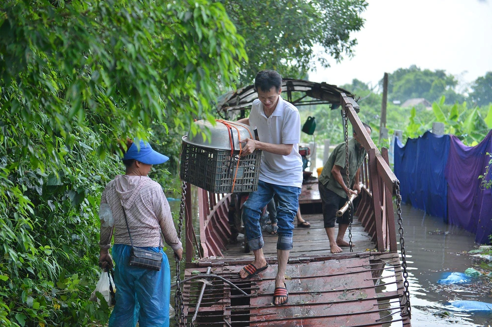 Nhiều người dân vẫn chuyển đồ đạc từ bên ngoài vào khu vực "ốc đảo".